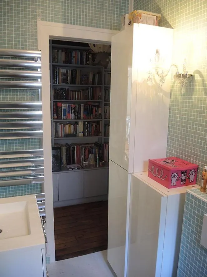 Stylish Flat With Balcony Facing South Parijs